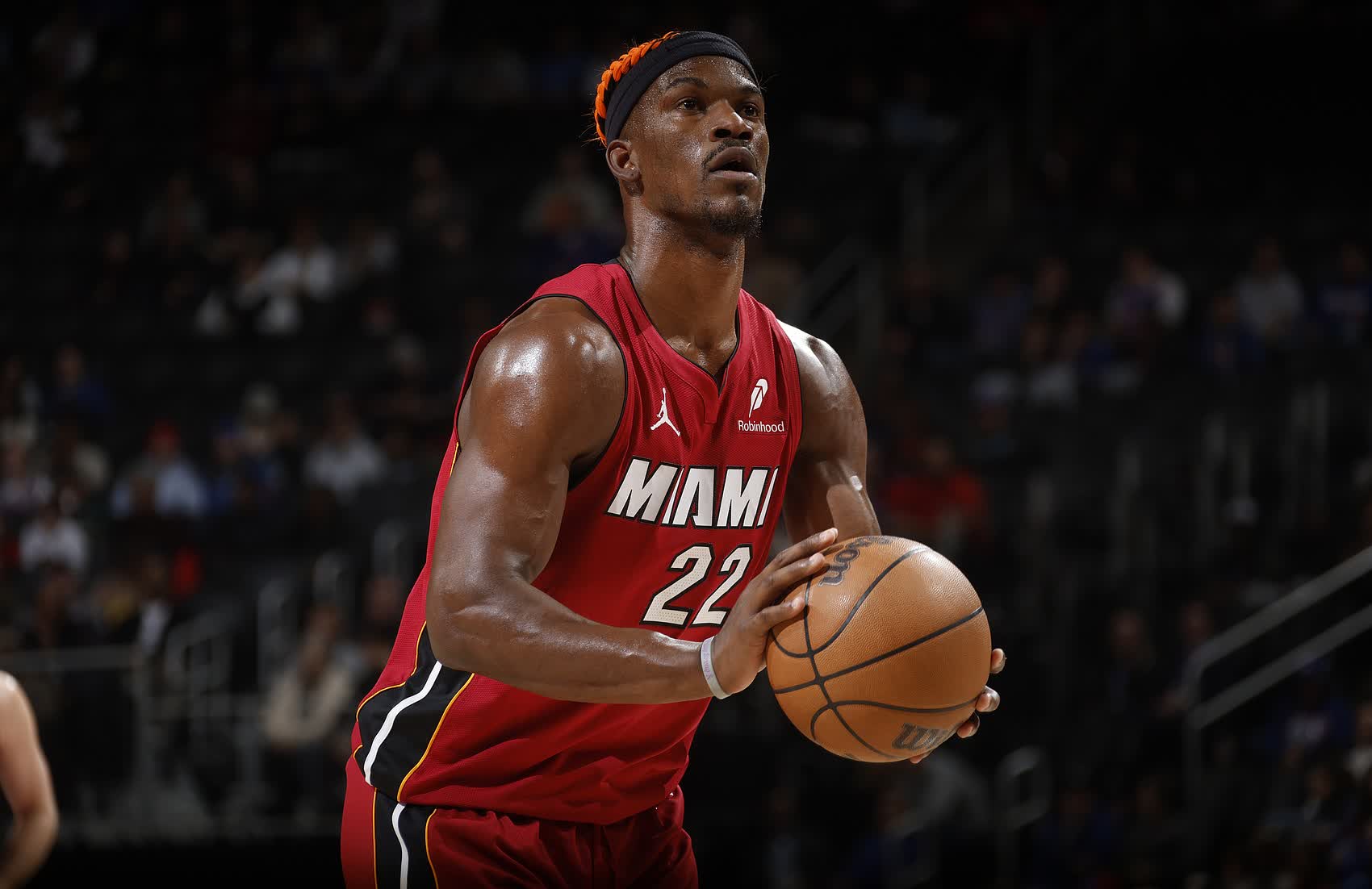 开云体育下载-巴特勒重返赛场，领先优势明显首场状态出色，C9观众沸腾！热度持续攀升(nba球员训练强度)